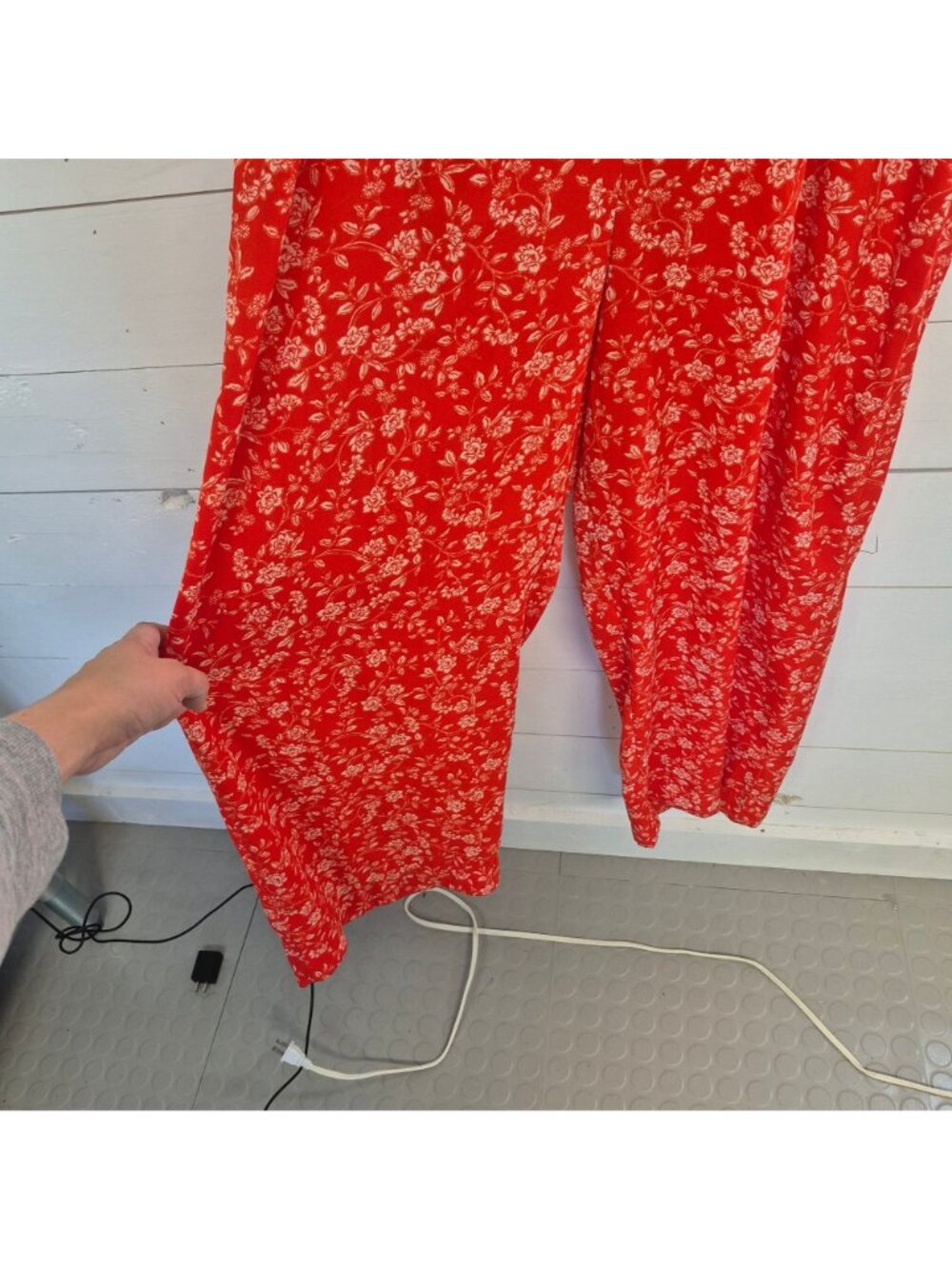 Vince Camuto Women's Red Floral Romper Size 14 Short Sleeve V-Neck Back Zip - Picture 5 of 11